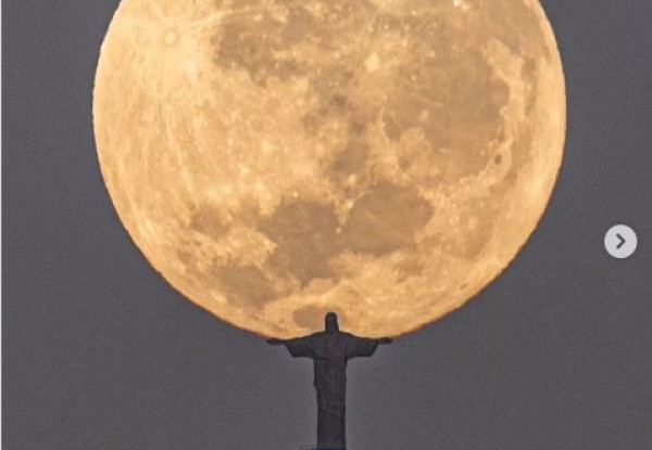 Το άγαλμα του Ιησού στο Ρίο «σηκώνει» στα χέρια το φεγγάρι